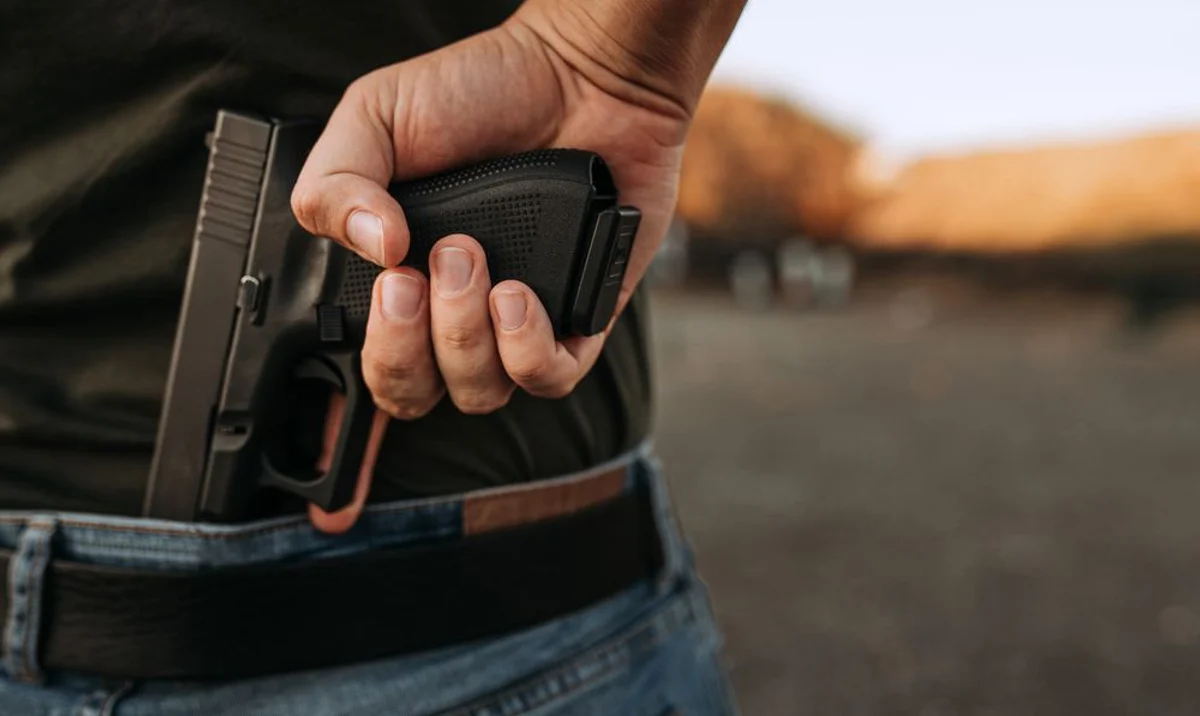Pistolet na kulki chowany w tylnej kieszeni